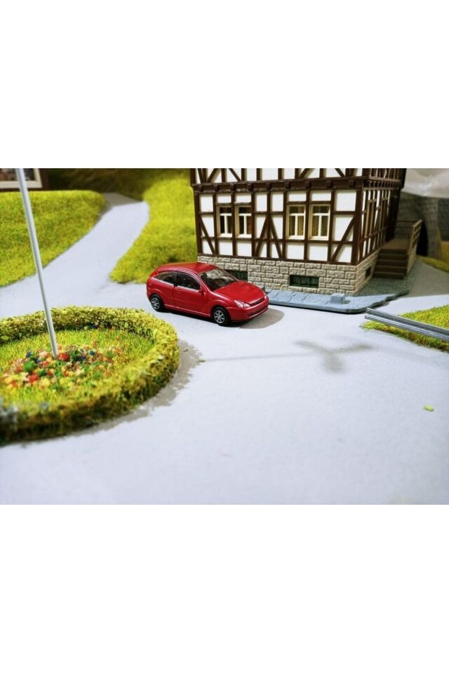 1/87 Ho Ford Focus Red Hatchback